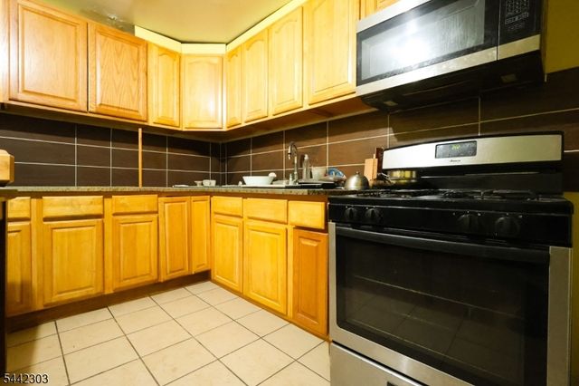 10 Oriental St, Newark City, NJ 07104