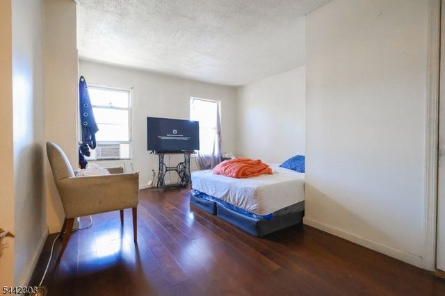10 Oriental St, Newark City, NJ 07104