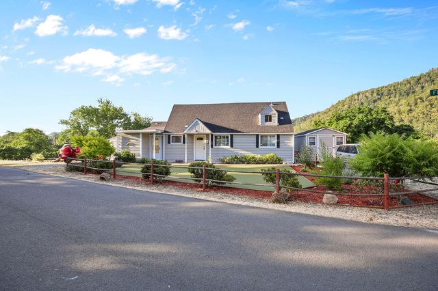 284 N 1st Avenue, Gold Hill, OR 97525