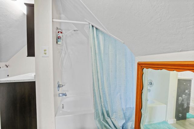284 N 1st Avenue, Gold Hill, OR 97525