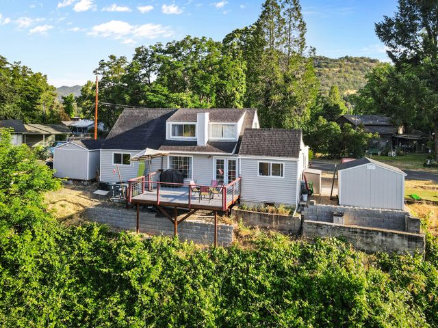 284 N 1st Avenue, Gold Hill, OR 97525