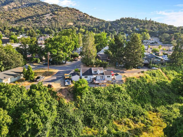 284 N 1st Avenue, Gold Hill, OR 97525