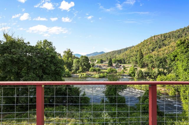 284 N 1st Avenue, Gold Hill, OR 97525