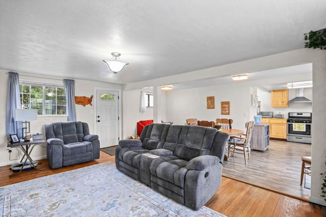 284 N 1st Avenue, Gold Hill, OR 97525