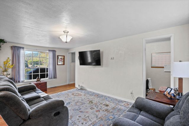 284 N 1st Avenue, Gold Hill, OR 97525