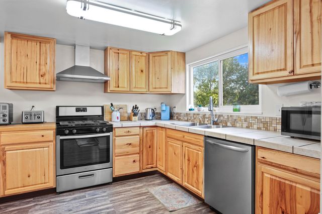 284 N 1st Avenue, Gold Hill, OR 97525