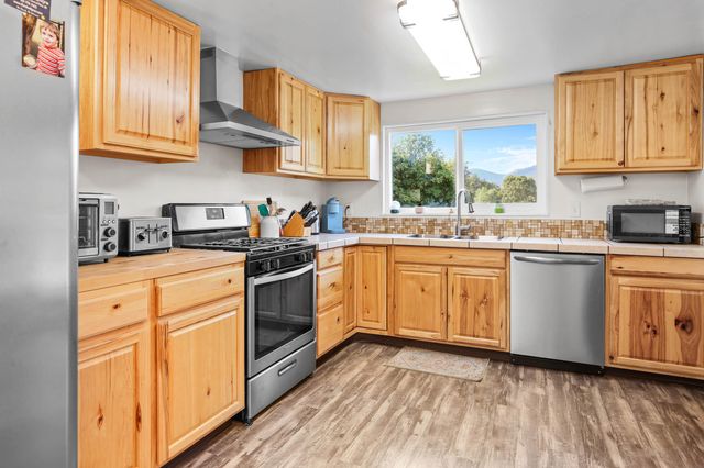 284 N 1st Avenue, Gold Hill, OR 97525