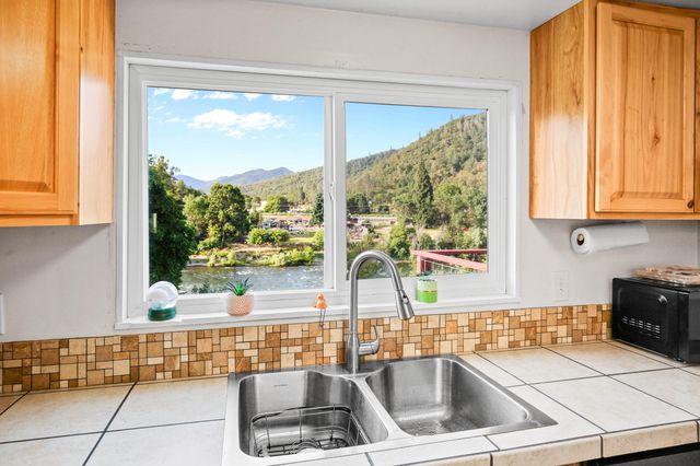 284 N 1st Avenue, Gold Hill, OR 97525