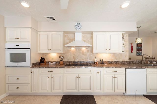 9735 Deerfield Place, Kirtland, OH 44094