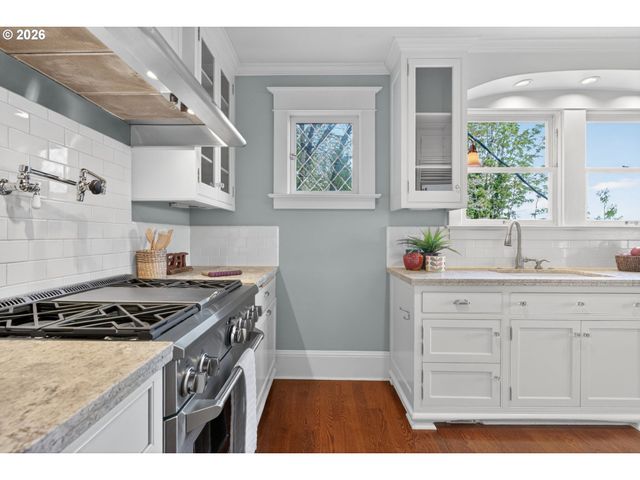 2440 Sw HOFFMAN Ave, Portland, OR 97201