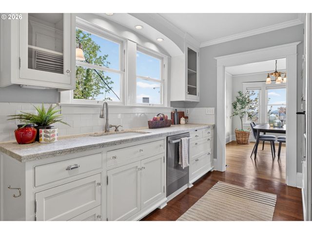 2440 Sw HOFFMAN Ave, Portland, OR 97201