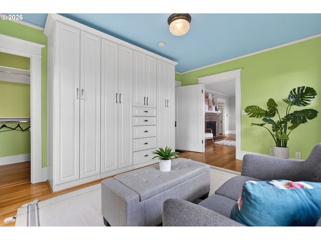 2440 Sw HOFFMAN Ave, Portland, OR 97201