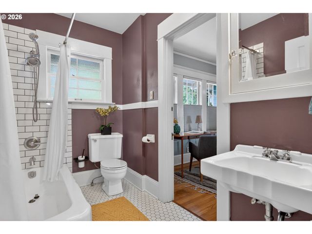 2440 Sw HOFFMAN Ave, Portland, OR 97201