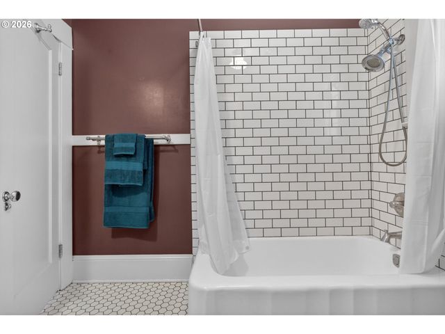 2440 Sw HOFFMAN Ave, Portland, OR 97201