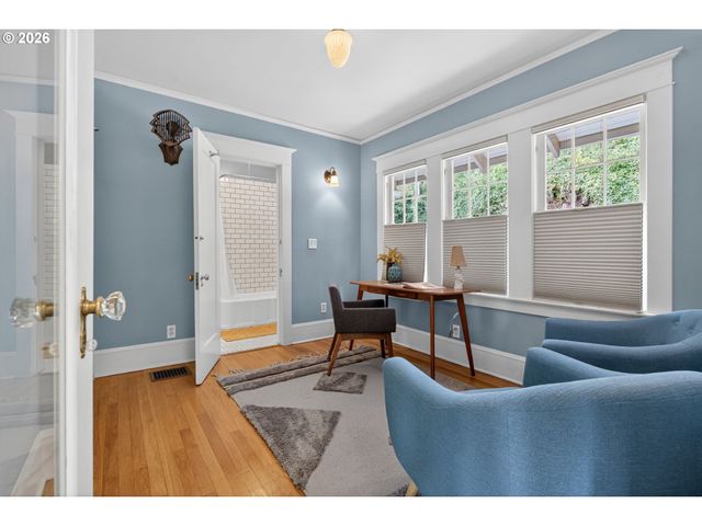 2440 Sw HOFFMAN Ave, Portland, OR 97201