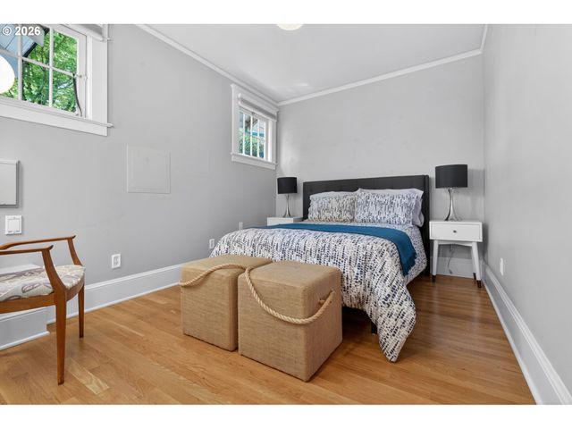 2440 Sw HOFFMAN Ave, Portland, OR 97201