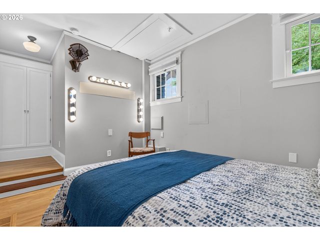 2440 Sw HOFFMAN Ave, Portland, OR 97201