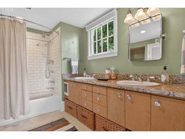 2440 Sw HOFFMAN Ave, Portland, OR 97201