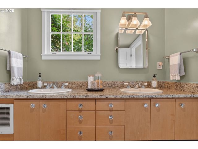 2440 Sw HOFFMAN Ave, Portland, OR 97201