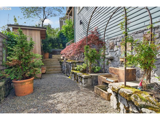 2440 Sw HOFFMAN Ave, Portland, OR 97201