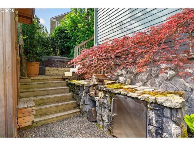 2440 Sw HOFFMAN Ave, Portland, OR 97201