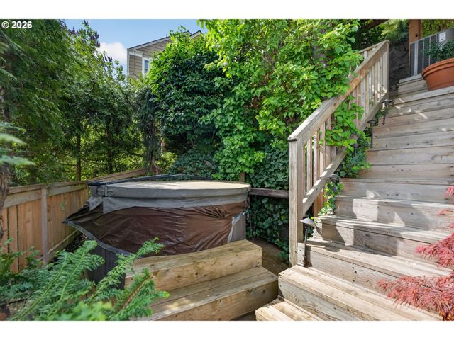 2440 Sw HOFFMAN Ave, Portland, OR 97201