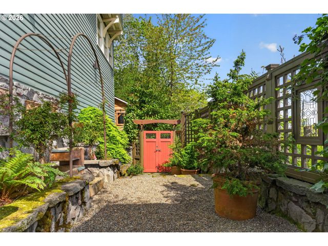 2440 Sw HOFFMAN Ave, Portland, OR 97201