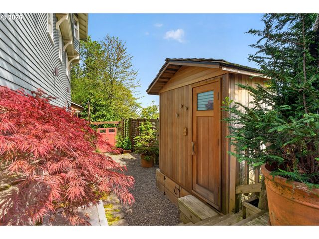 2440 Sw HOFFMAN Ave, Portland, OR 97201