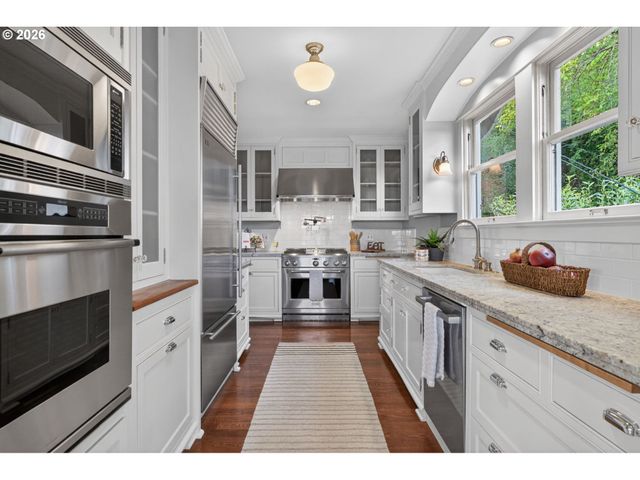 2440 Sw HOFFMAN Ave, Portland, OR 97201