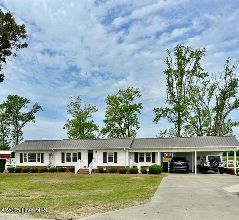 4998 Peacock Road, Whiteville, NC 28472