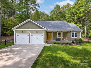 289 Thomas Road, Hendersonville, NC 28739