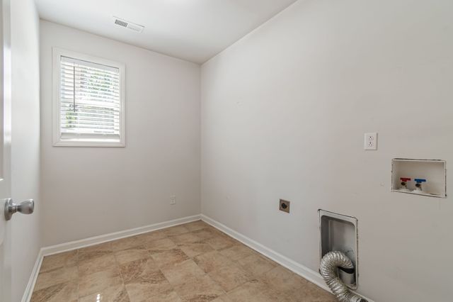 9127 Crestview Dr, Bon Aqua, TN 37025