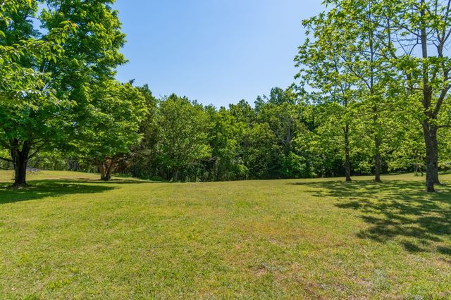 9127 Crestview Dr, Bon Aqua, TN 37025