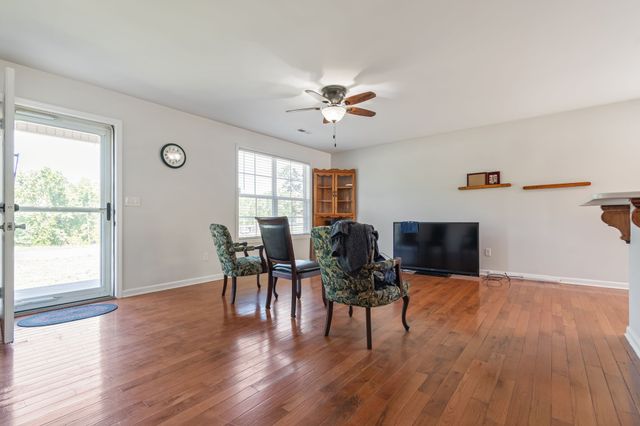 9127 Crestview Dr, Bon Aqua, TN 37025