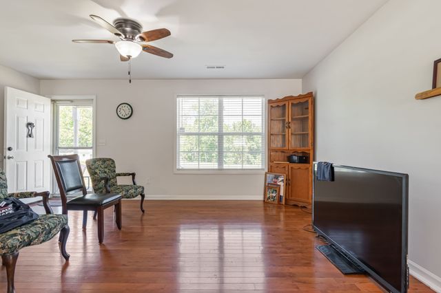 9127 Crestview Dr, Bon Aqua, TN 37025