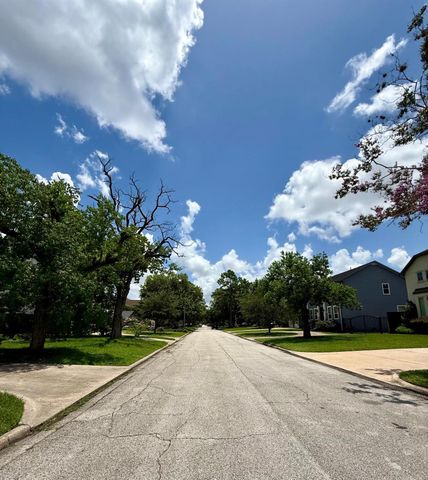 4626 Maple Street, Bellaire, TX 77401