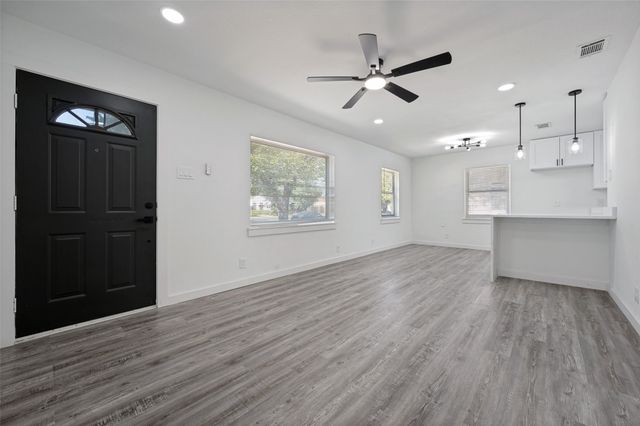 209 W 12th Street, Irving, TX 75060