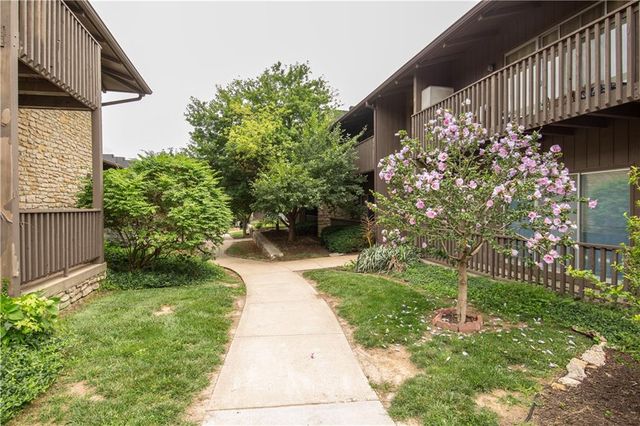 425 W 104th Street D, Kansas City, MO 64114
