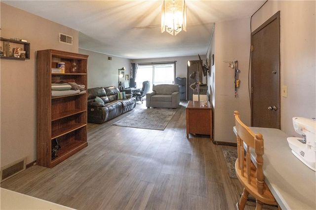 425 W 104th Street D, Kansas City, MO 64114