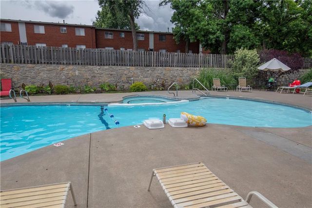 425 W 104th Street D, Kansas City, MO 64114