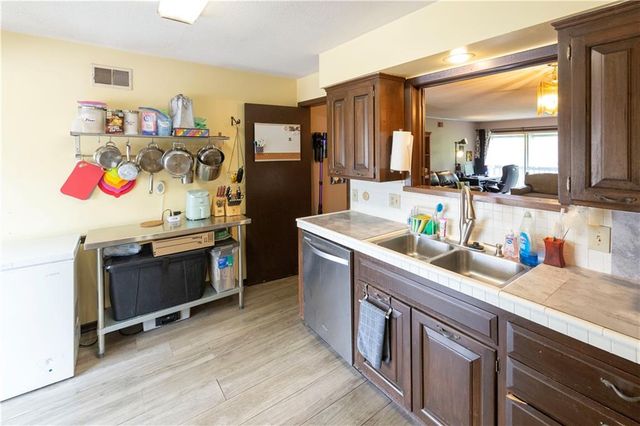 425 W 104th Street D, Kansas City, MO 64114