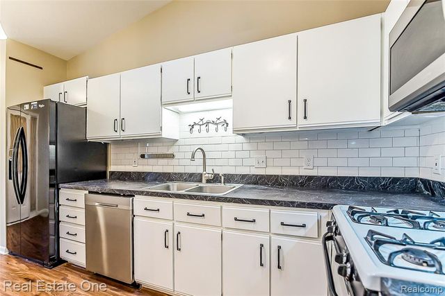 61960 Arlington 3, South Lyon, MI 48178