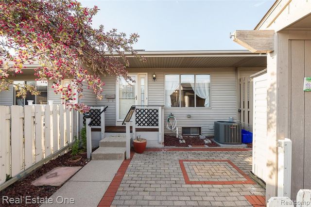 61960 Arlington 3, South Lyon, MI 48178