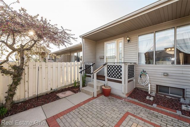 61960 Arlington 3, South Lyon, MI 48178