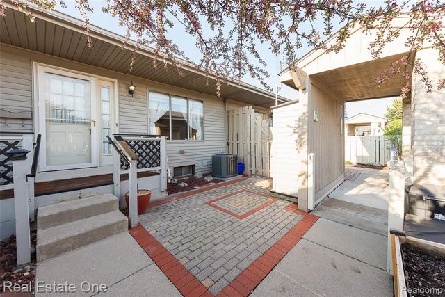 61960 Arlington 3, South Lyon, MI 48178