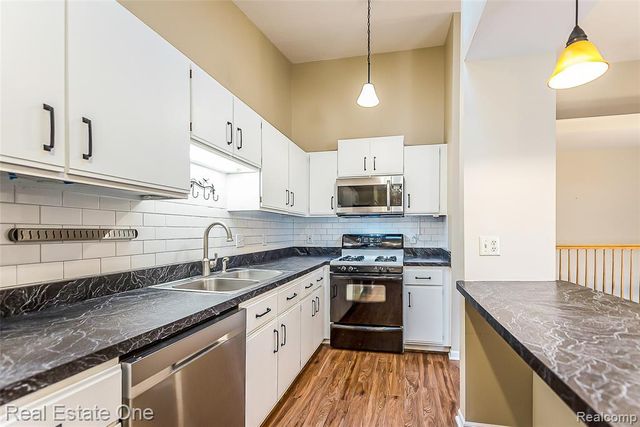 61960 Arlington 3, South Lyon, MI 48178