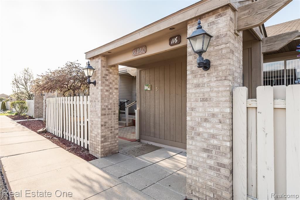 61960 Arlington 3, South Lyon, MI 48178