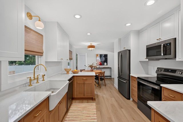 11500 N Buntrock AVENUE, Mequon, WI 53092