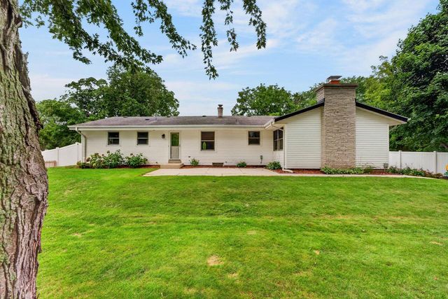 11500 N Buntrock AVENUE, Mequon, WI 53092