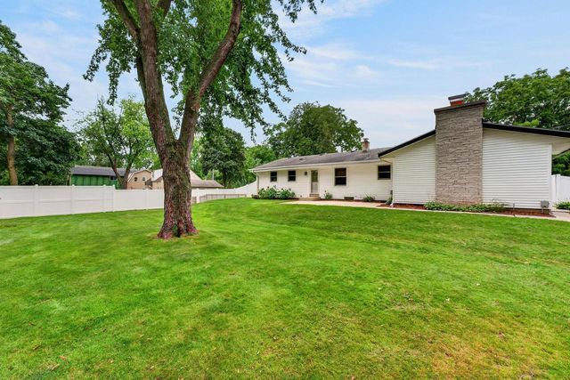 11500 N Buntrock AVENUE, Mequon, WI 53092